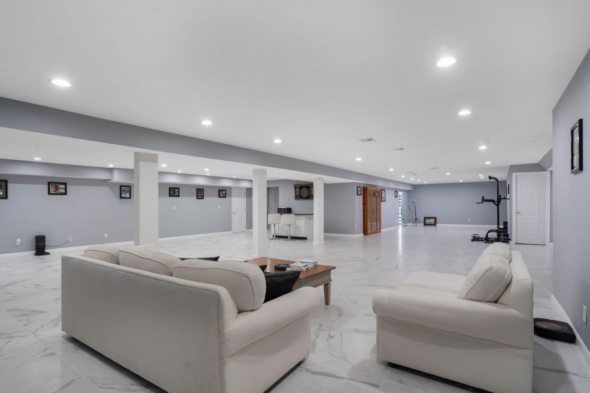 Fitness Equipment, Interior, Living room, Marble, Recessed Lighting