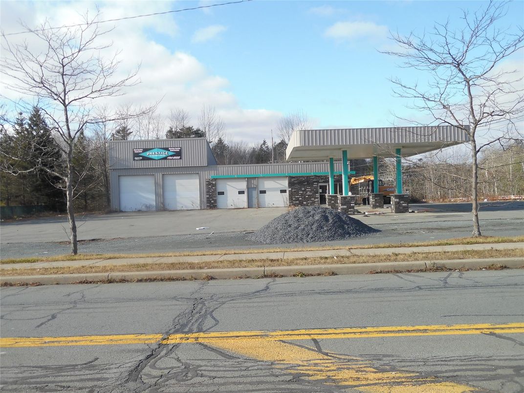 Attached, Exterior, Facade, None