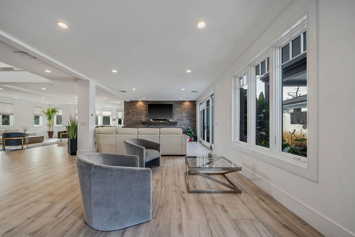 Interior, Living room, Recessed Lighting, Wood Texture Flooring