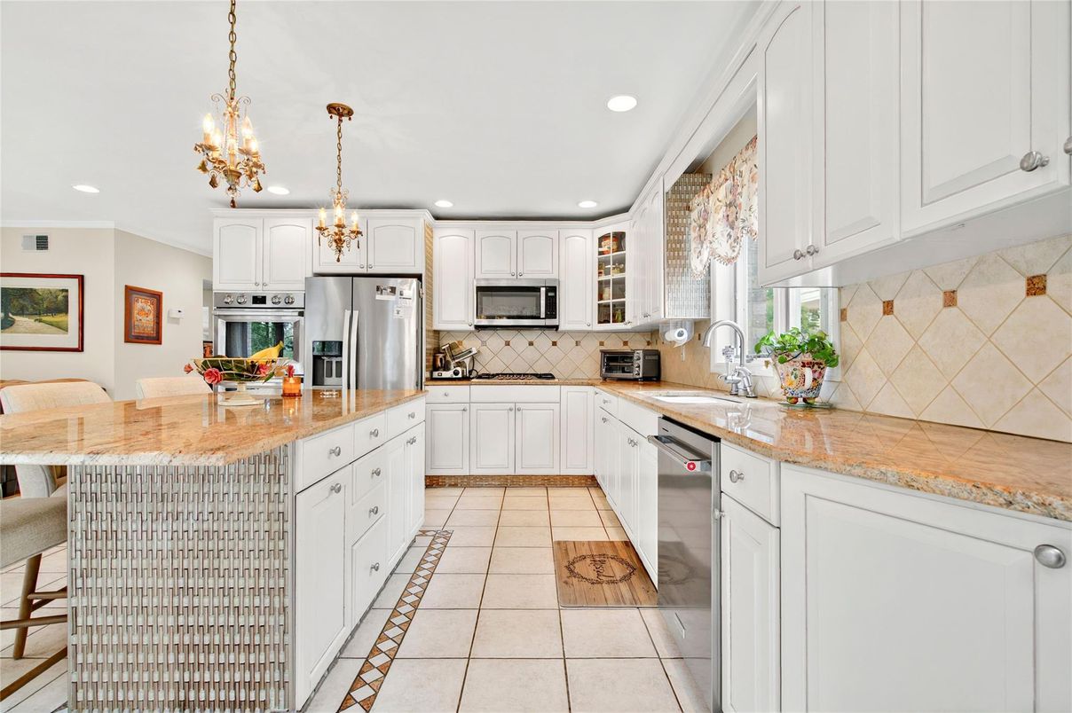 Chandelier, Interior, Kitchen, Recessed Lighting, Stainless Steel Appliances