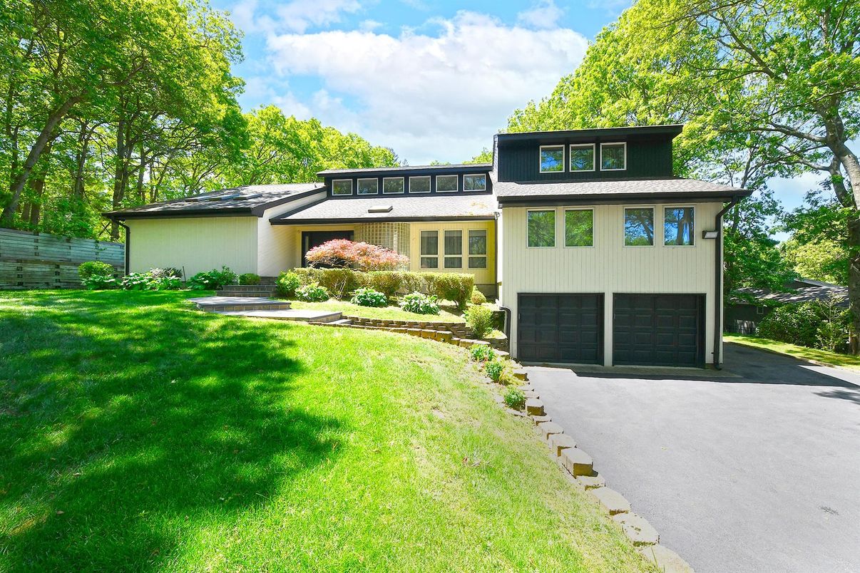 Attached, Exterior, Facade, Split Level