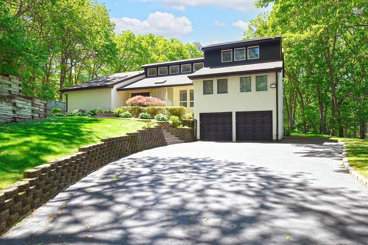 Attached, Exterior, Facade, Split Level