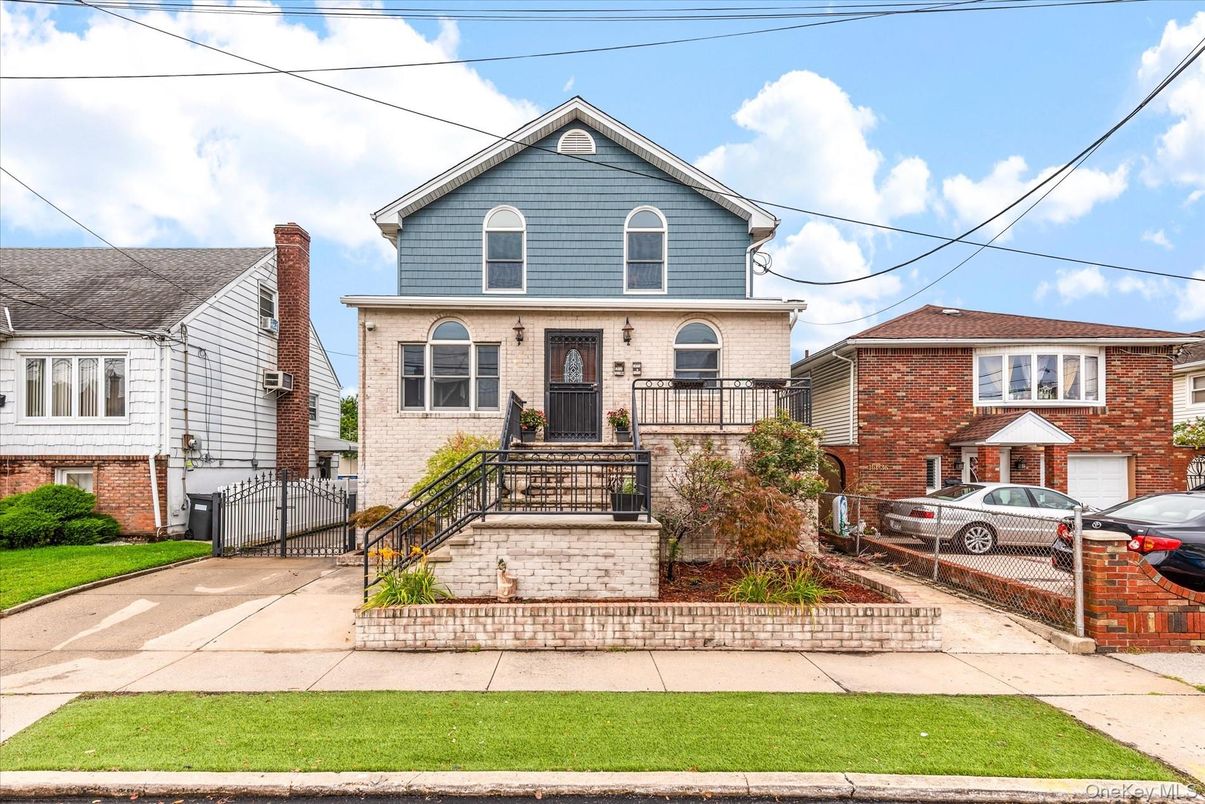 Exterior, Facade, Brick Facade, Queen Anne Victorian