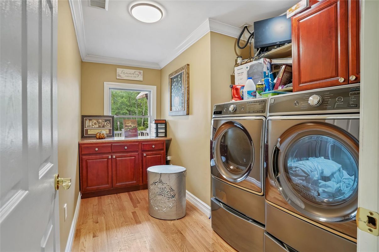 Interior, Washer, Wood Texture Flooring