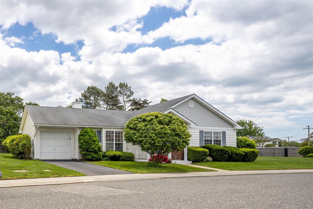 Attached, Exterior, Facade, Ranch