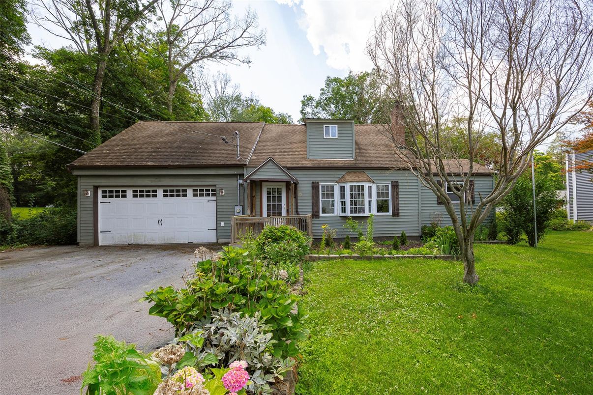 Attached, Exterior, Facade, Cape Cod