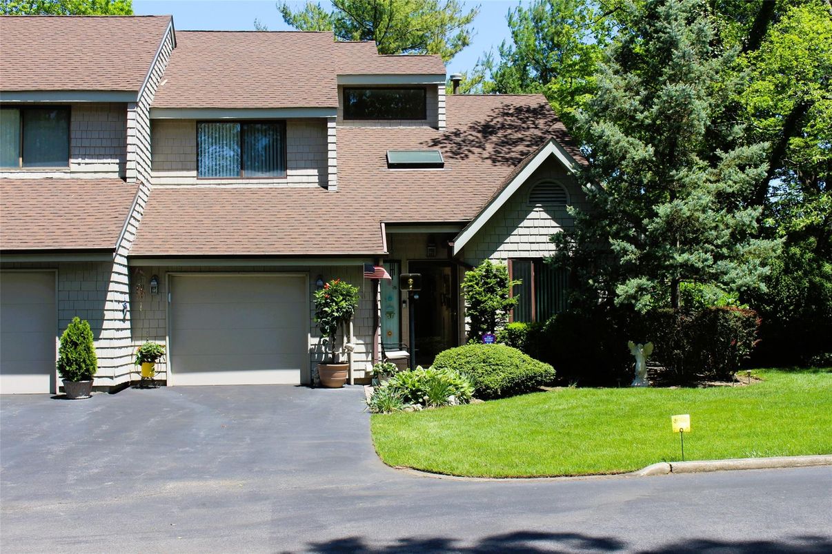 Attached, Exterior, Facade, Ranch