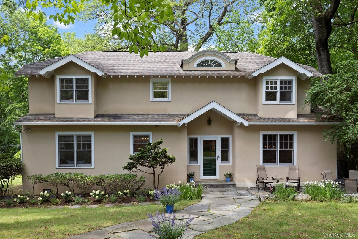 Exterior, Facade, Ranch