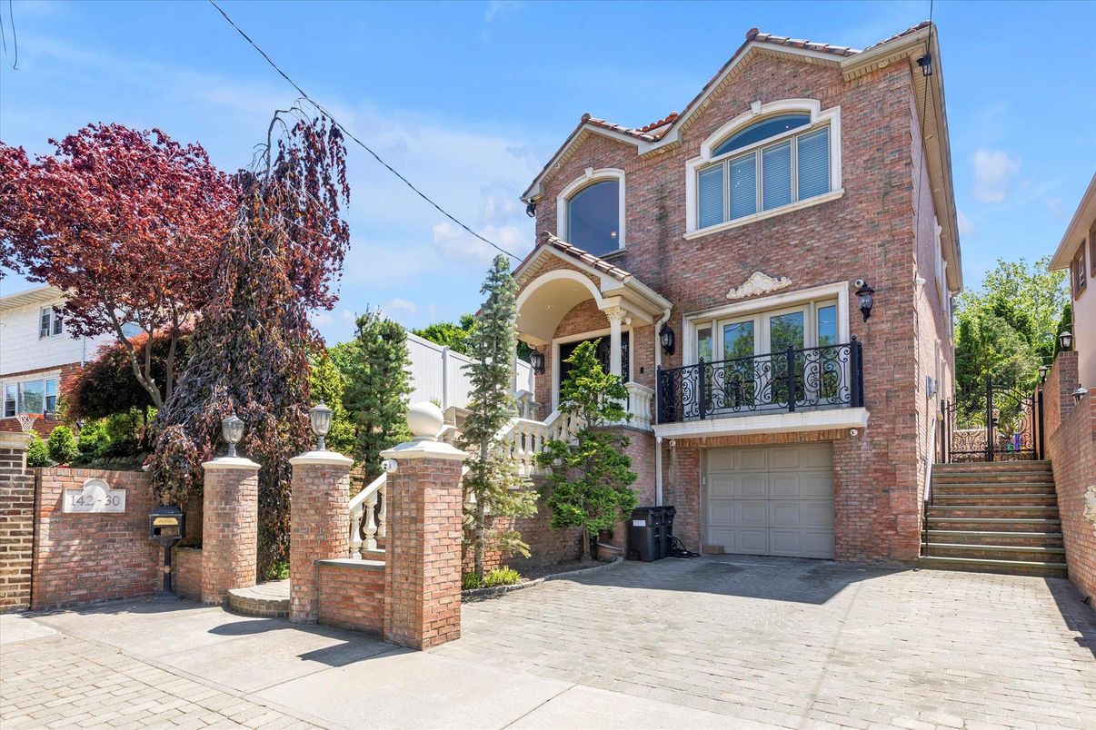Attached, Exterior, Facade, Brick Facade, Rowhouse