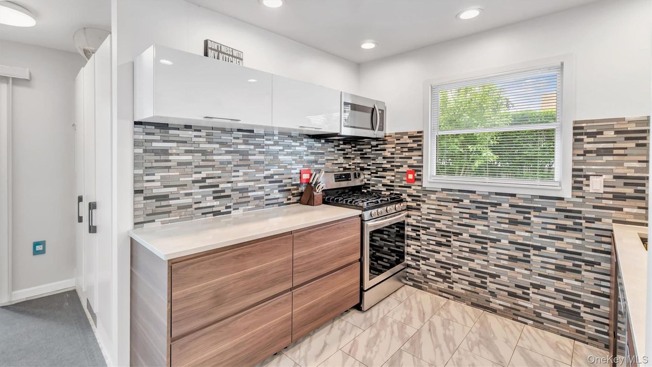 Interior, Kitchen, Recessed Lighting, Stainless Steel Appliances, Wine Storage
