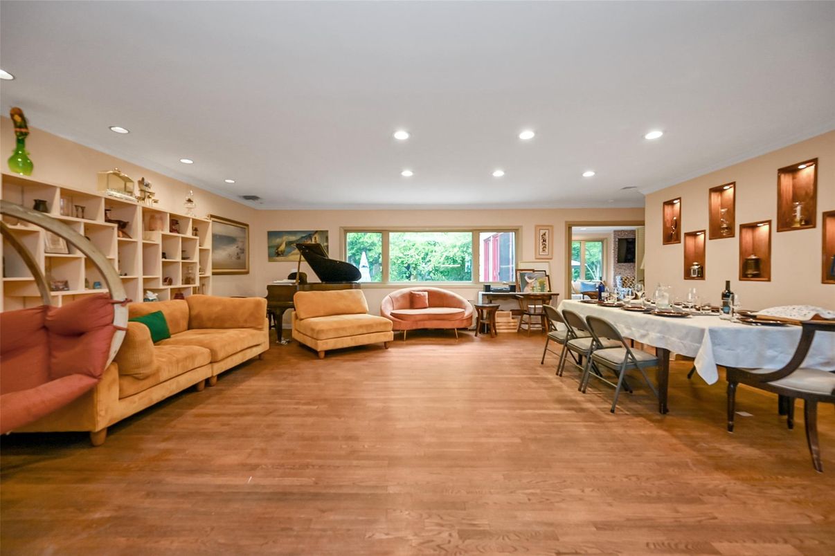Dining room, Interior, Living room, Piano, Recessed Lighting, Wood Texture Flooring
