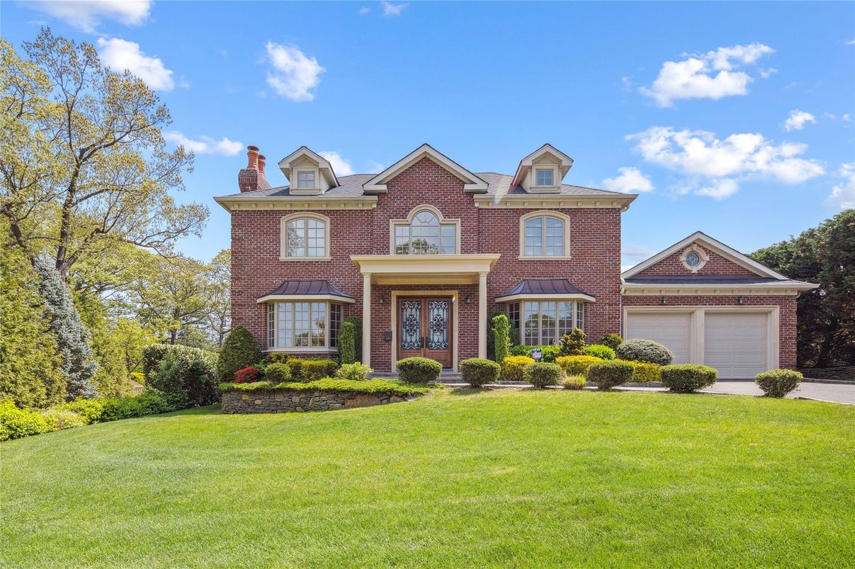 Attached, Exterior, Facade, Brick Facade, Georgian