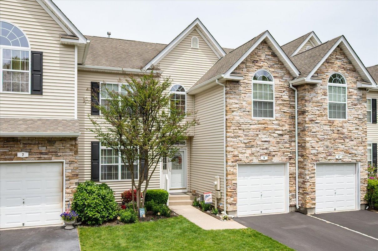 Attached, Exterior, Facade, Brick Traditional