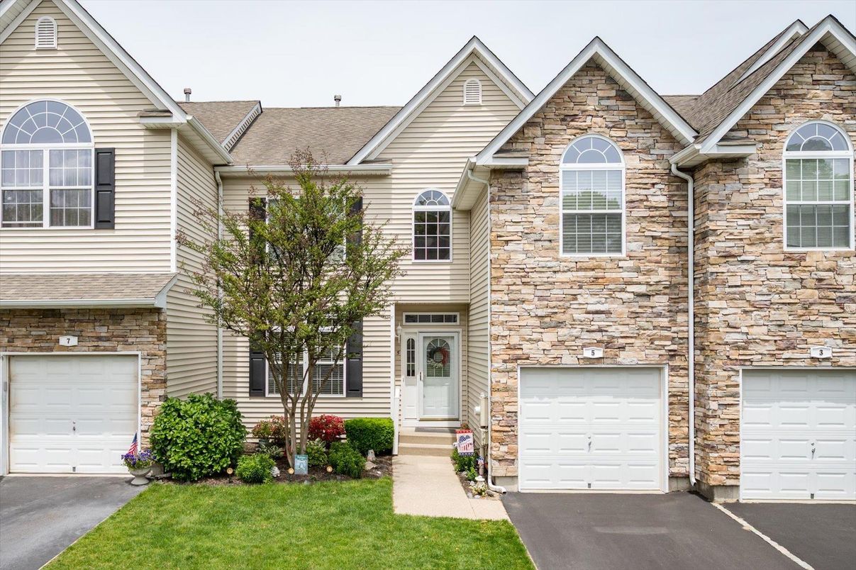 Attached, Exterior, Facade, Rowhouse