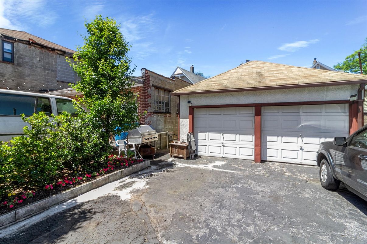 Detached Garage, Exterior