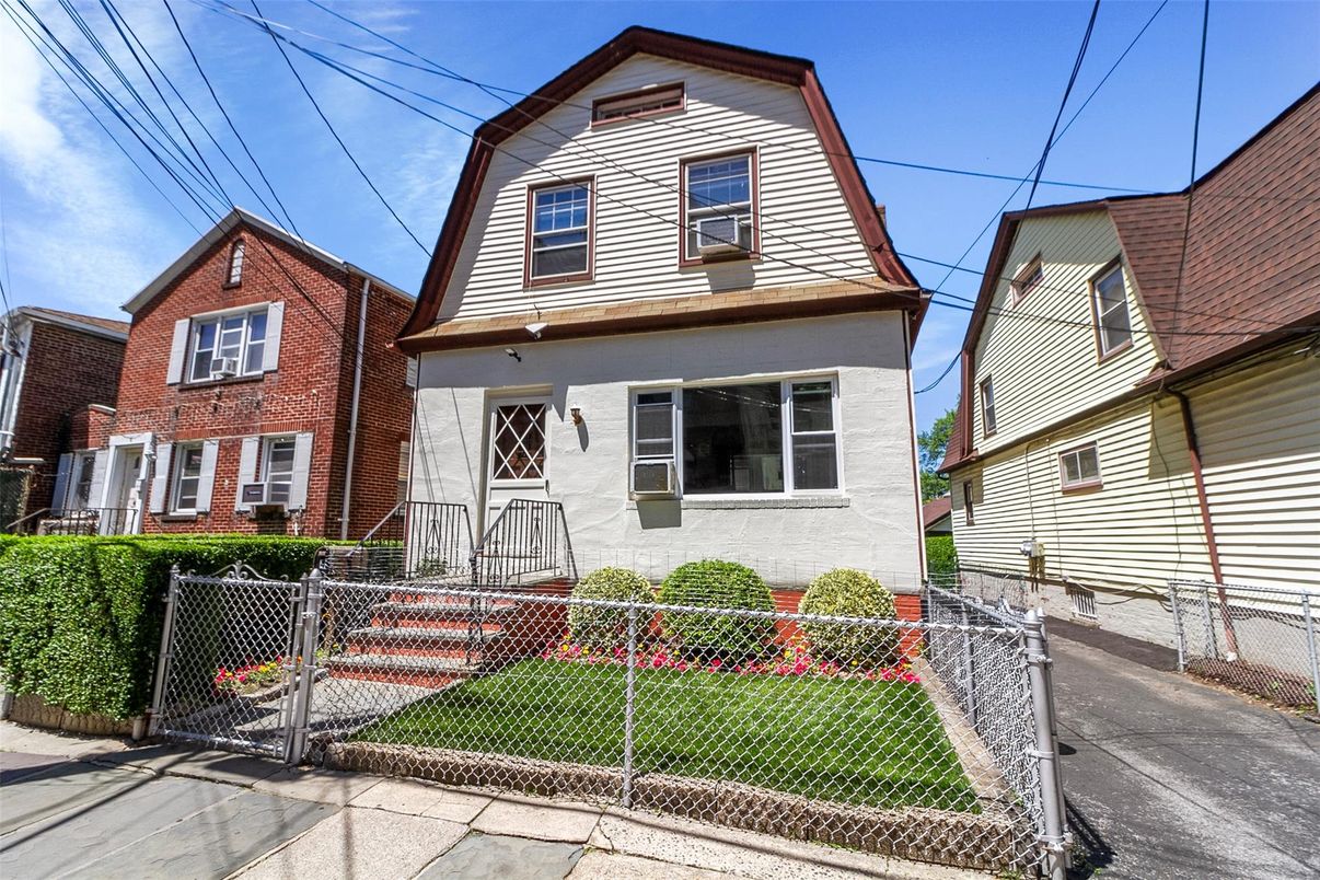 Exterior, Facade, Brick Facade, Queen Anne Victorian
