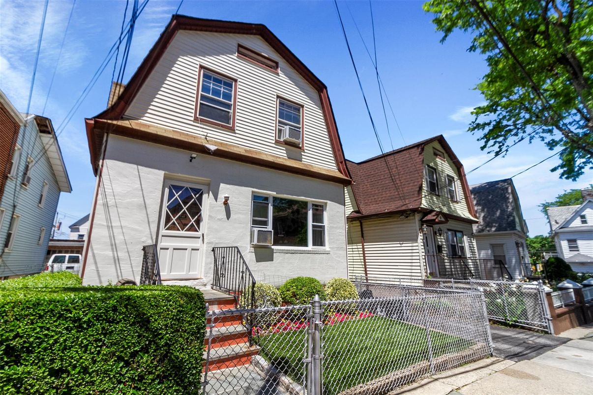 Exterior, Facade, Queen Anne Victorian
