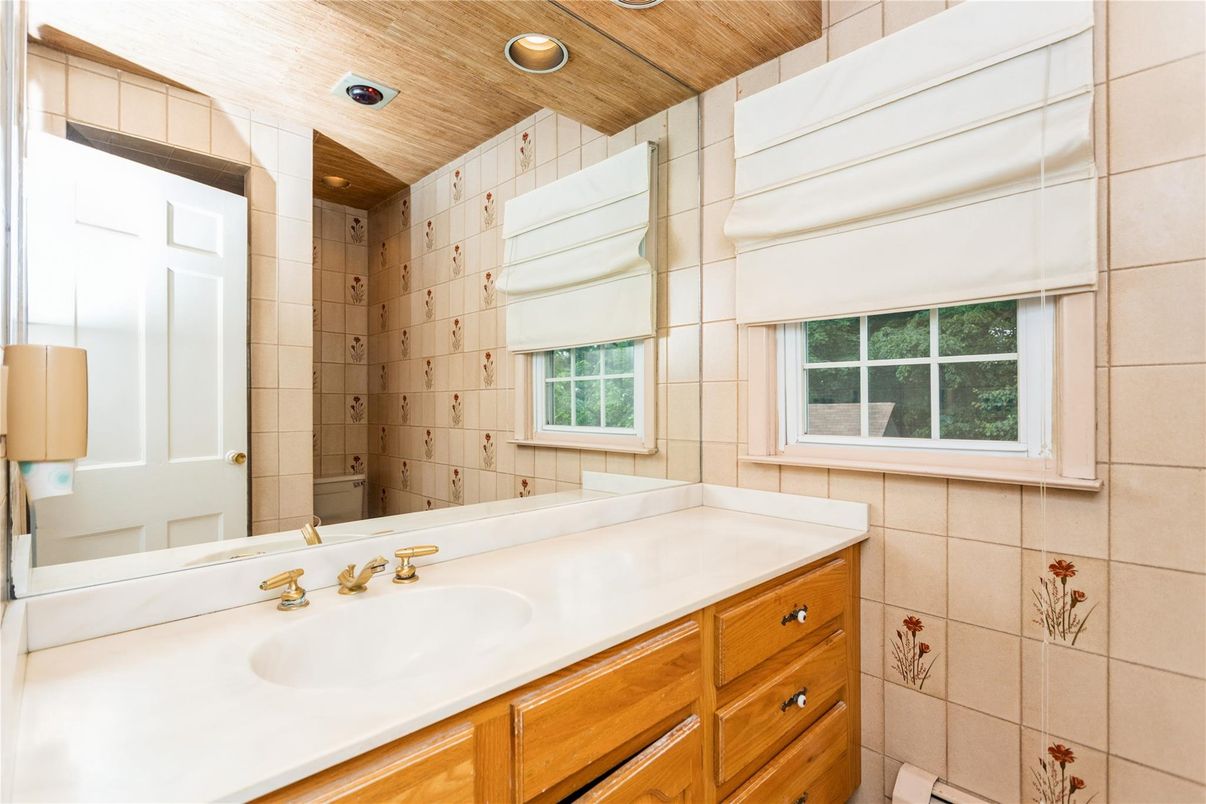 Bathroom, Interior, Recessed Lighting, Wooden Ceilings