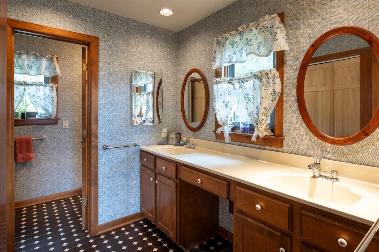Bathroom, Dual Sink Vanities, Interior, Recessed Lighting