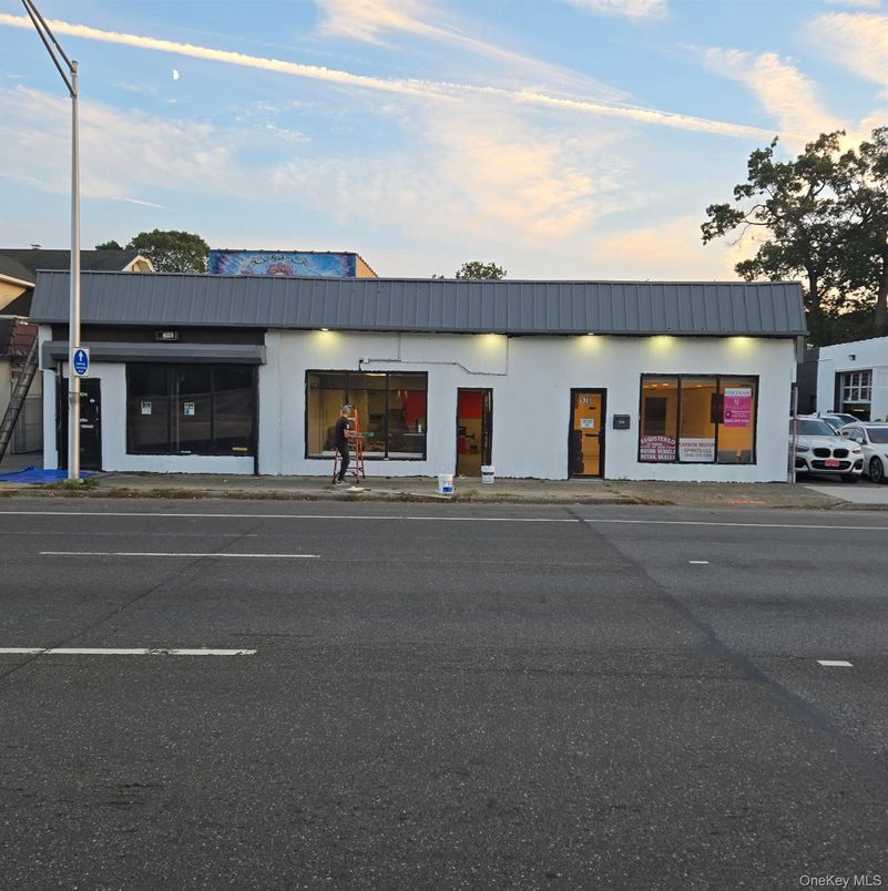 Exterior, Facade, Modern