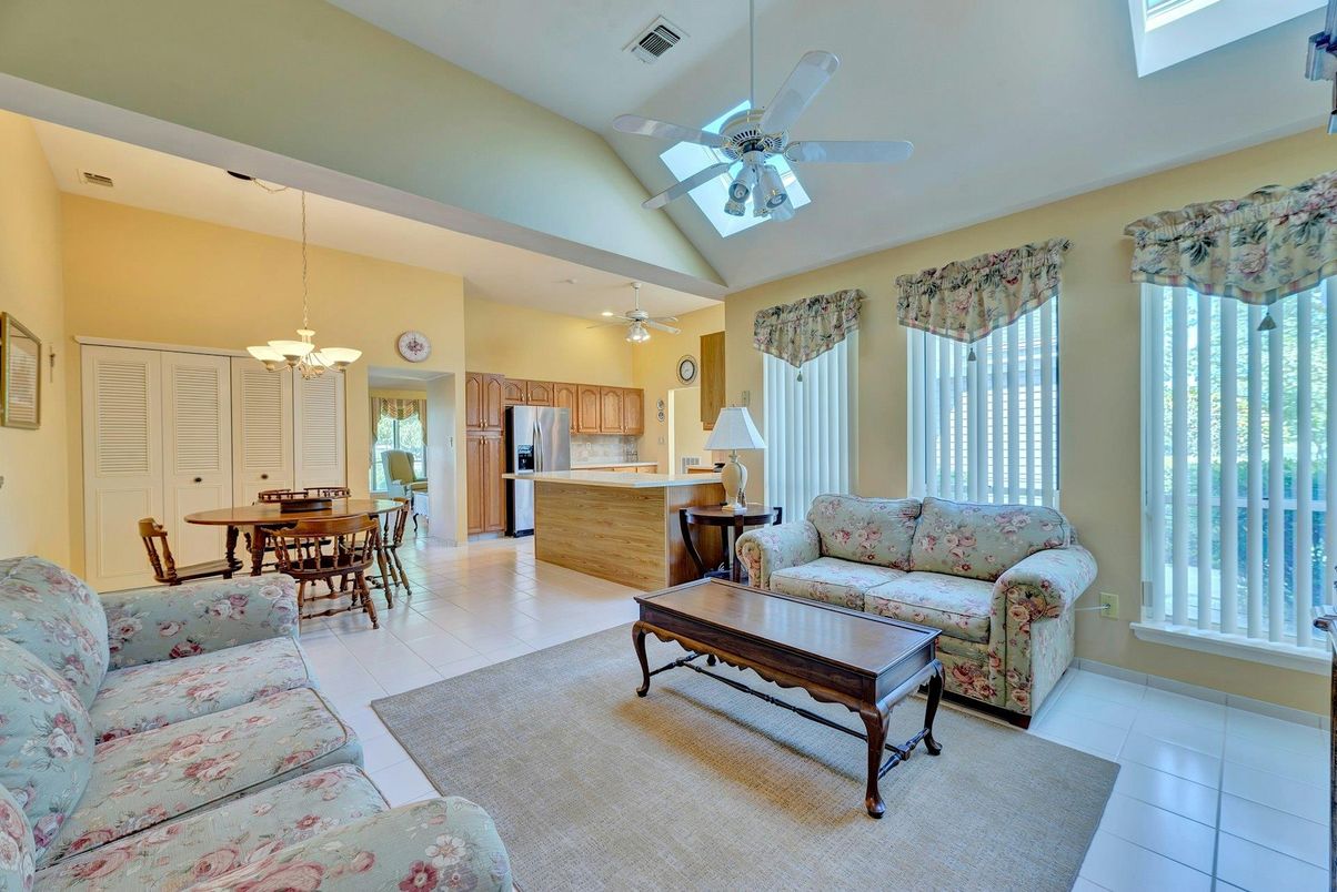 Chandelier, Dining room, Interior, Kitchen, Living room, Pendant Lights, Stainless Steel Appliances