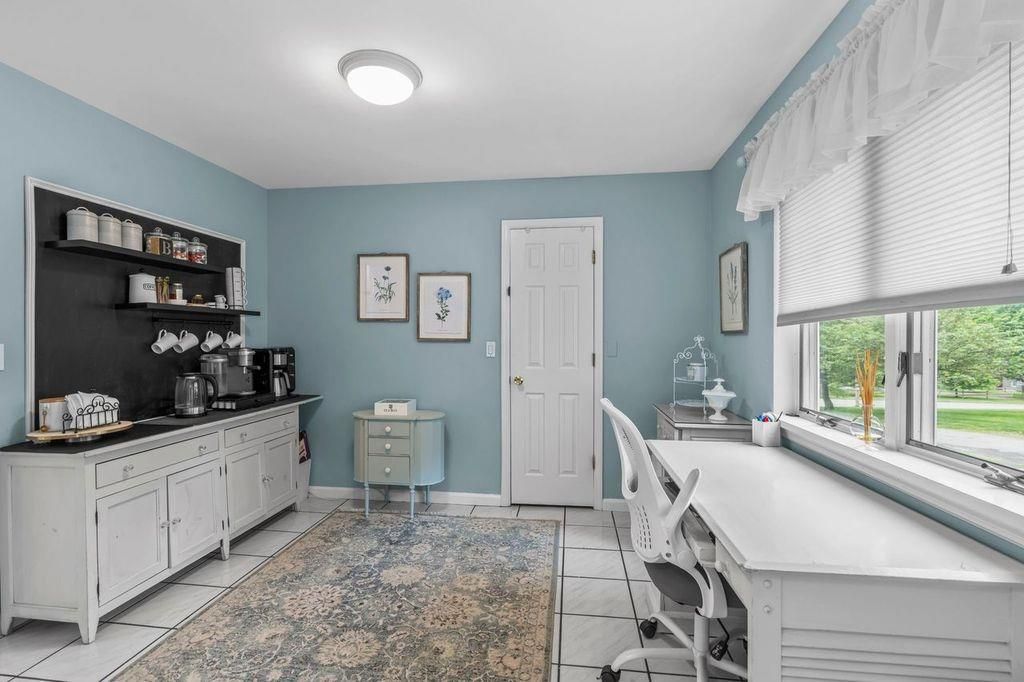 Home Office, Interior