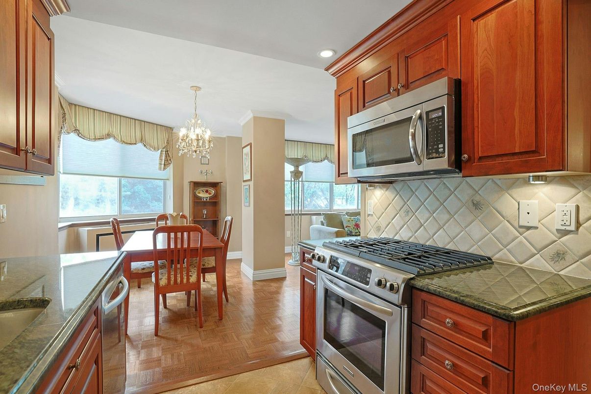 Chandelier, Dining room, Interior, Kitchen, Recessed Lighting, Stainless Steel Appliances