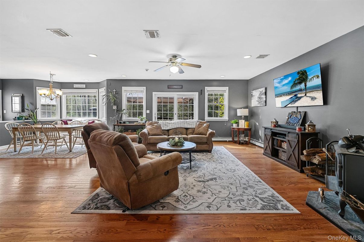 Chandelier, Dining room, Interior, Living room, Recessed Lighting, Wood Texture Flooring
