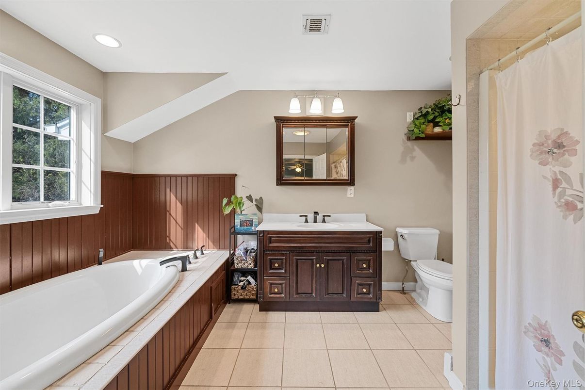 Bathroom, Dual Sink Vanities, Interior, Recessed Lighting