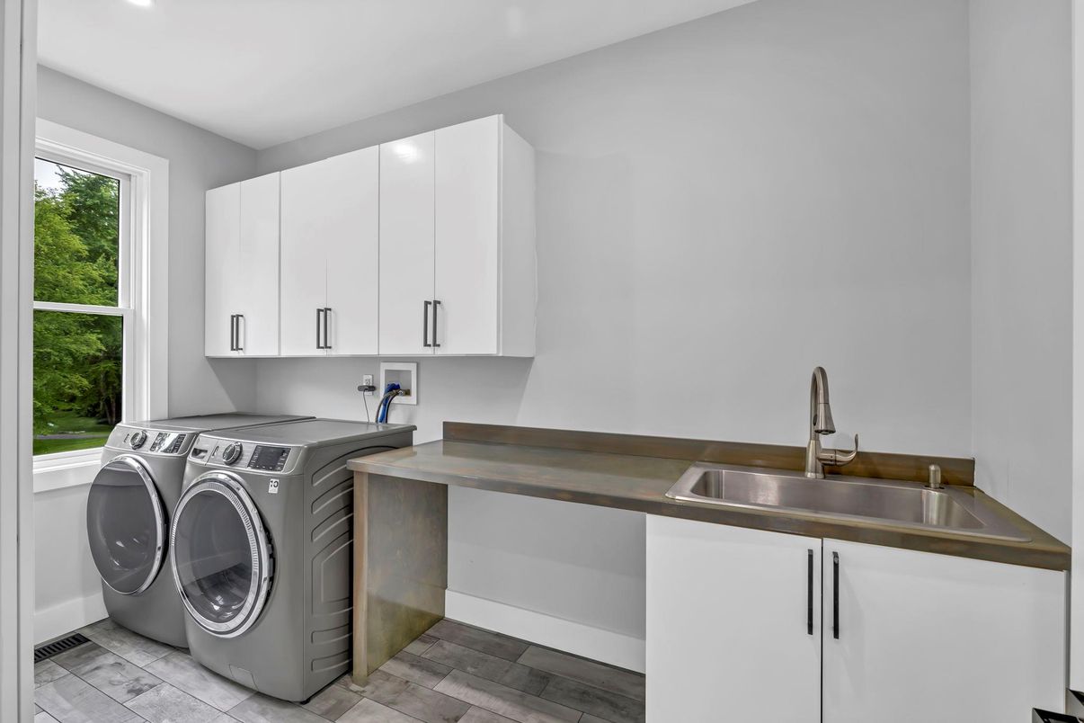 Interior, Recessed Lighting, Washer, Wood Texture Flooring
