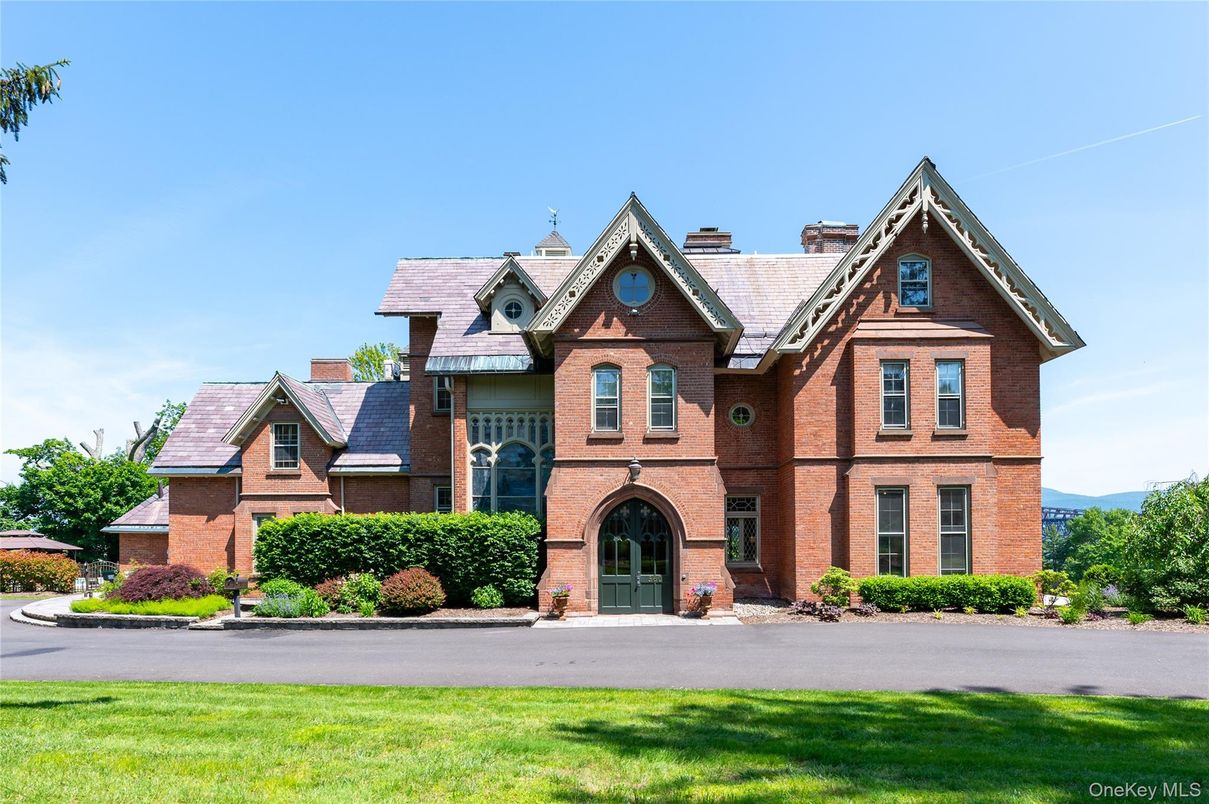 Exterior, Facade, Brick Facade, Brick Traditional
