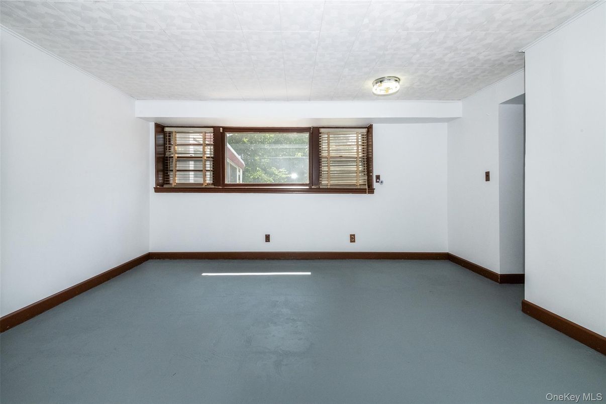 Empty room, Interior