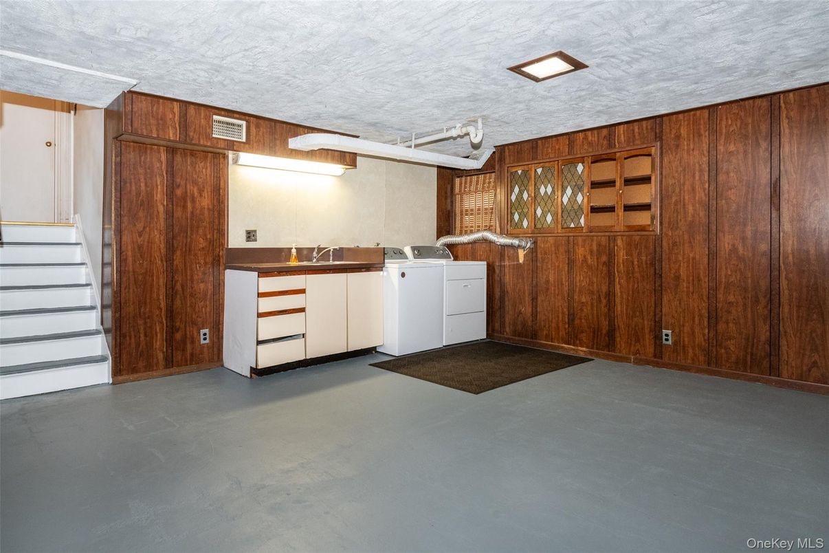 Interior, Recessed Lighting, Washer, Wooden Walls