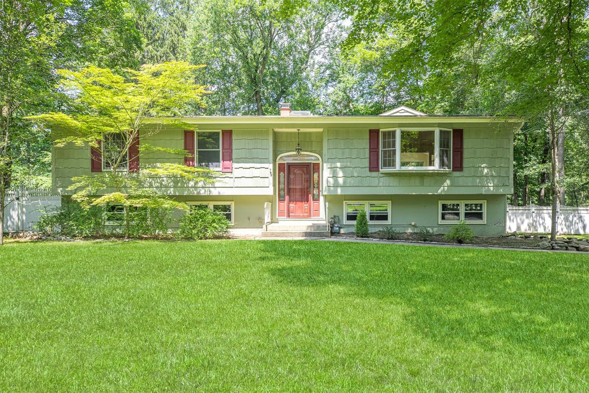 Backyard, Exterior, Facade, Raised Ranch