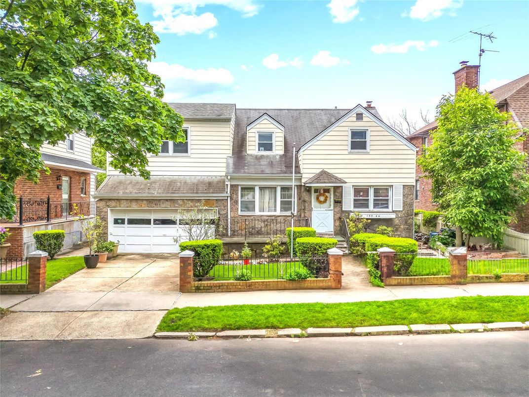 Attached, Exterior, Facade, Brick Facade, Queen Anne Victorian