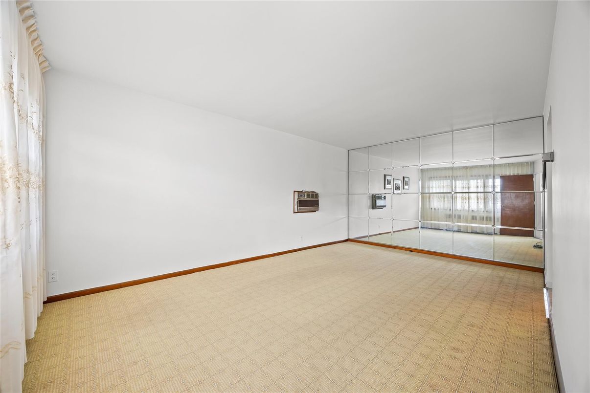 Empty room, Interior