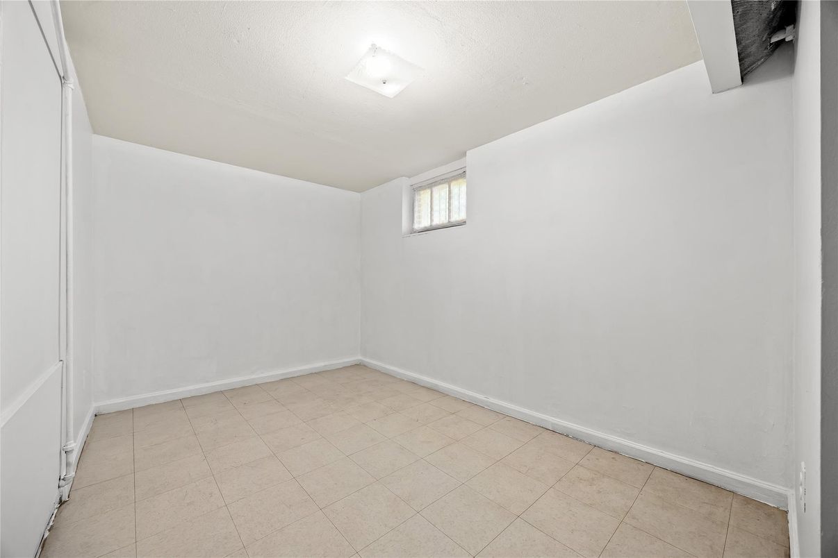 Empty room, Interior