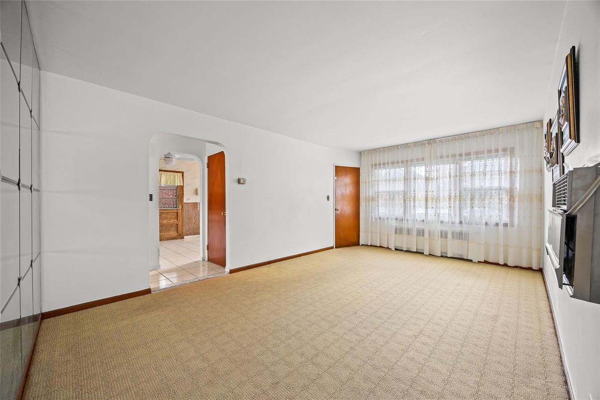Empty room, Interior