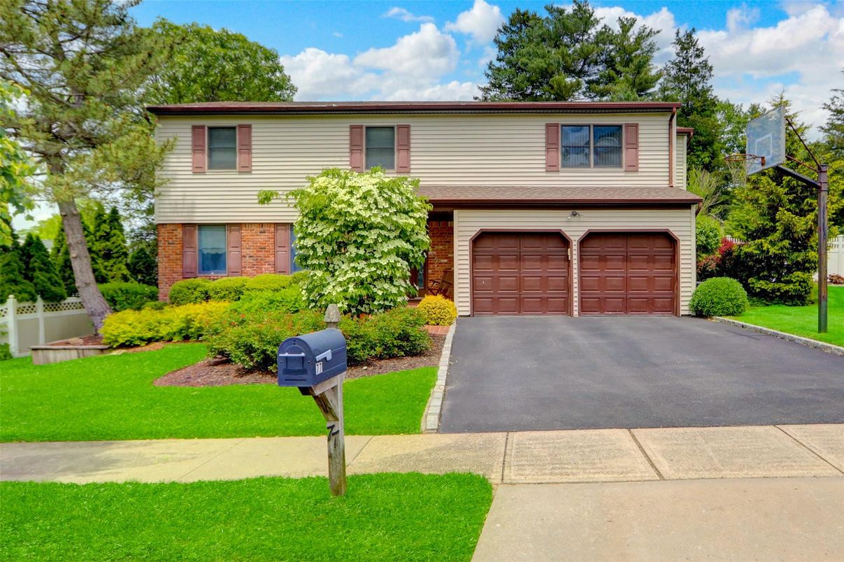Attached, Exterior, Facade, Brick Facade, Raised Ranch