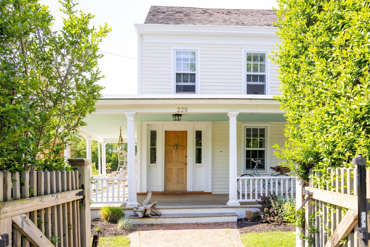 Exterior, Facade, American Foursquare