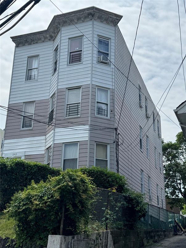 Exterior, Facade, Rowhouse