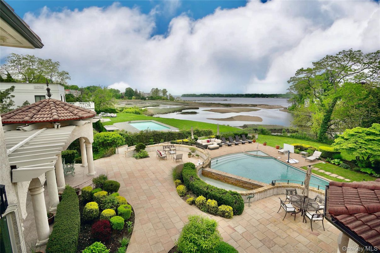 Exterior, Pool, Water