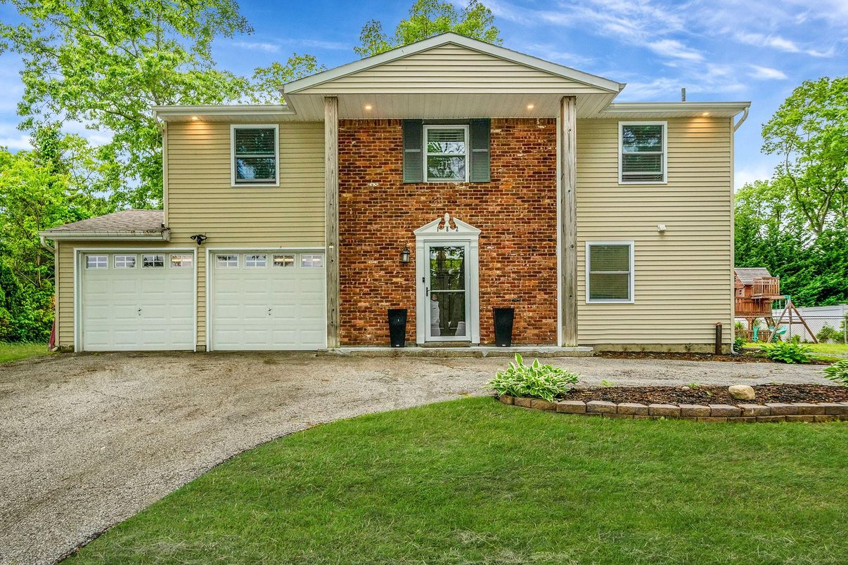 Attached, Exterior, Facade, Brick Facade, Raised Ranch