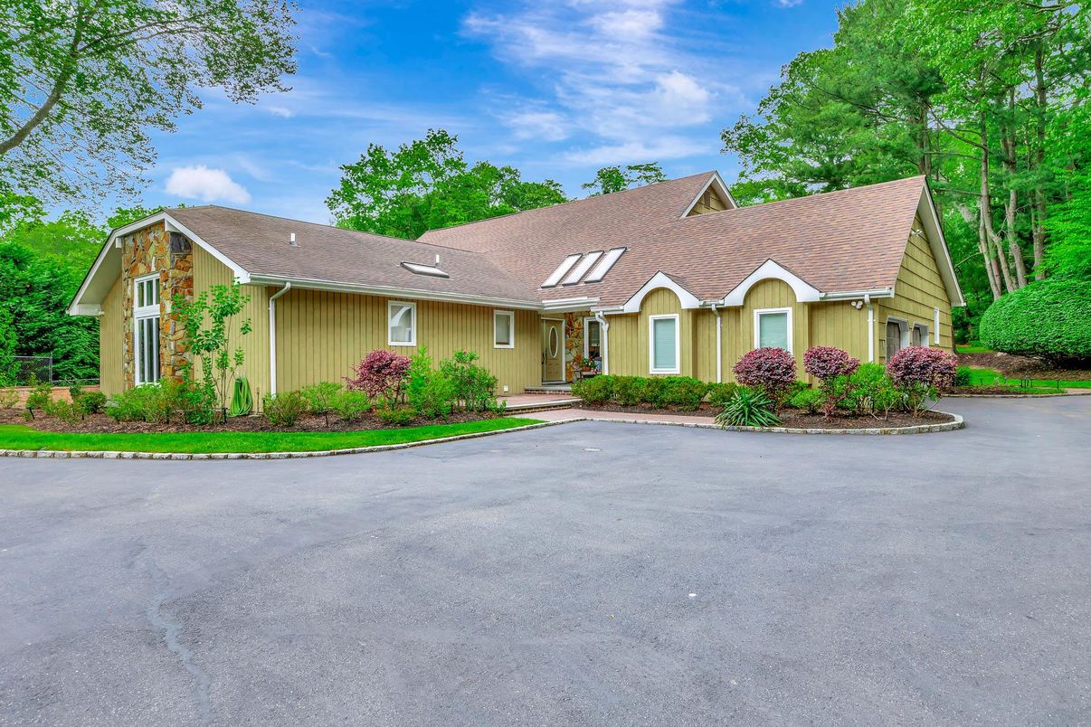 Exterior, Facade, Ranch