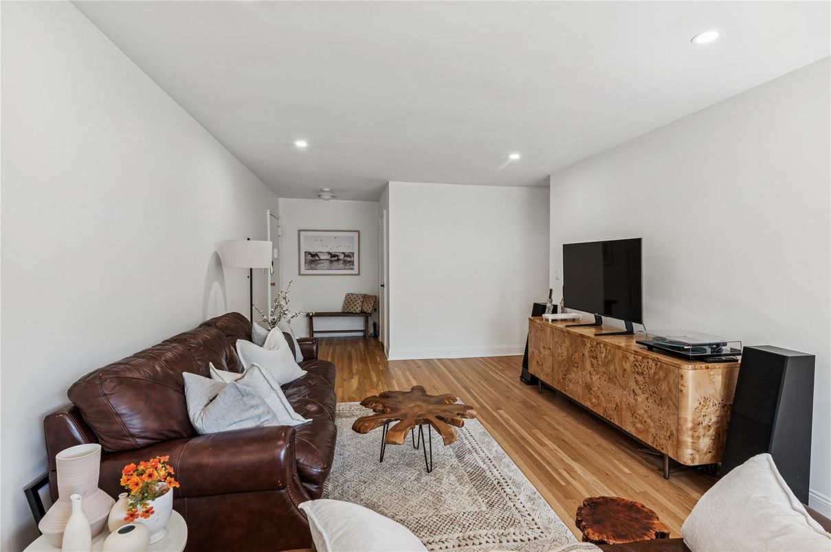 Interior, Living room, Recessed Lighting, Wood Texture Flooring