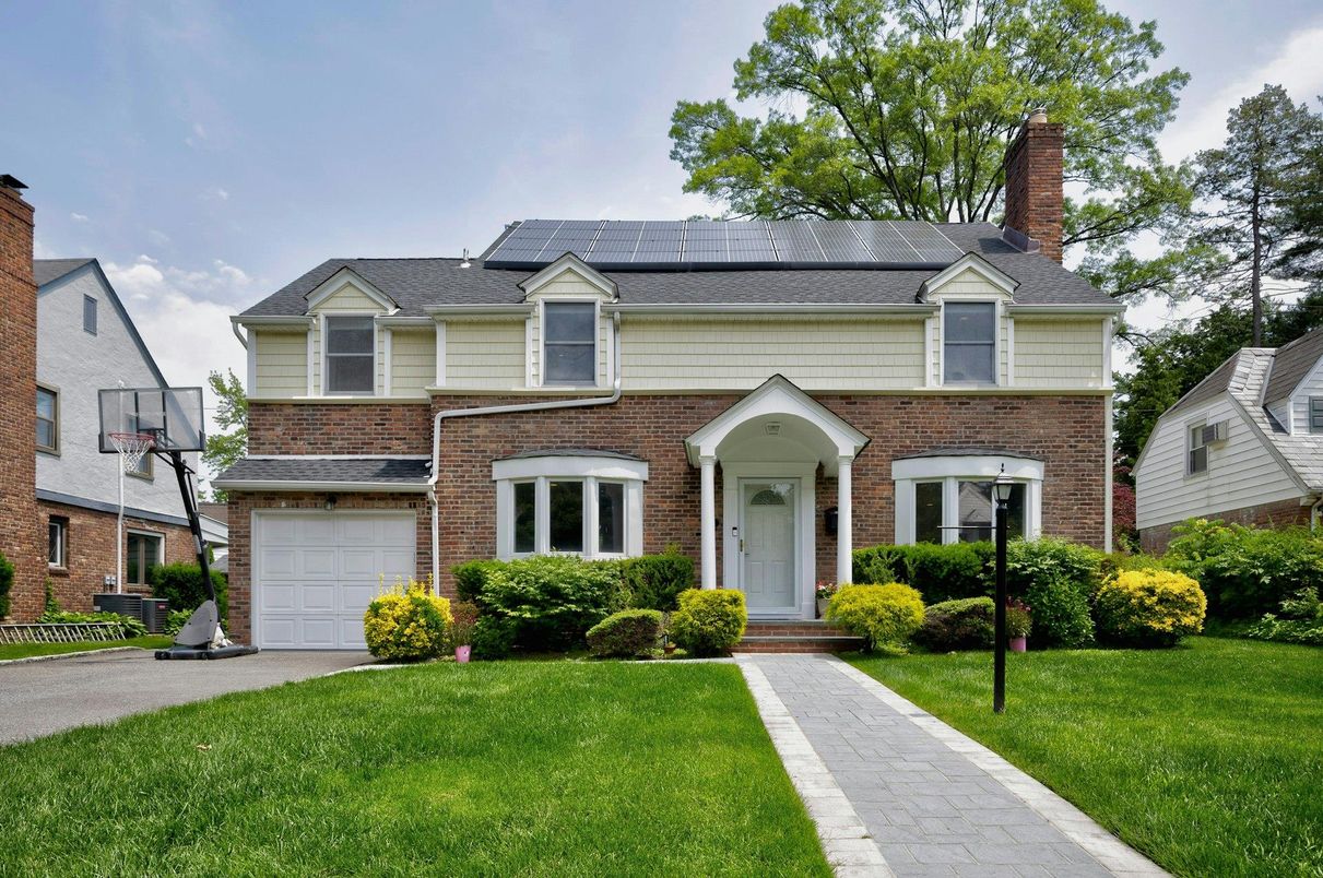 Attached, Exterior, Facade, Brick Facade, Georgian