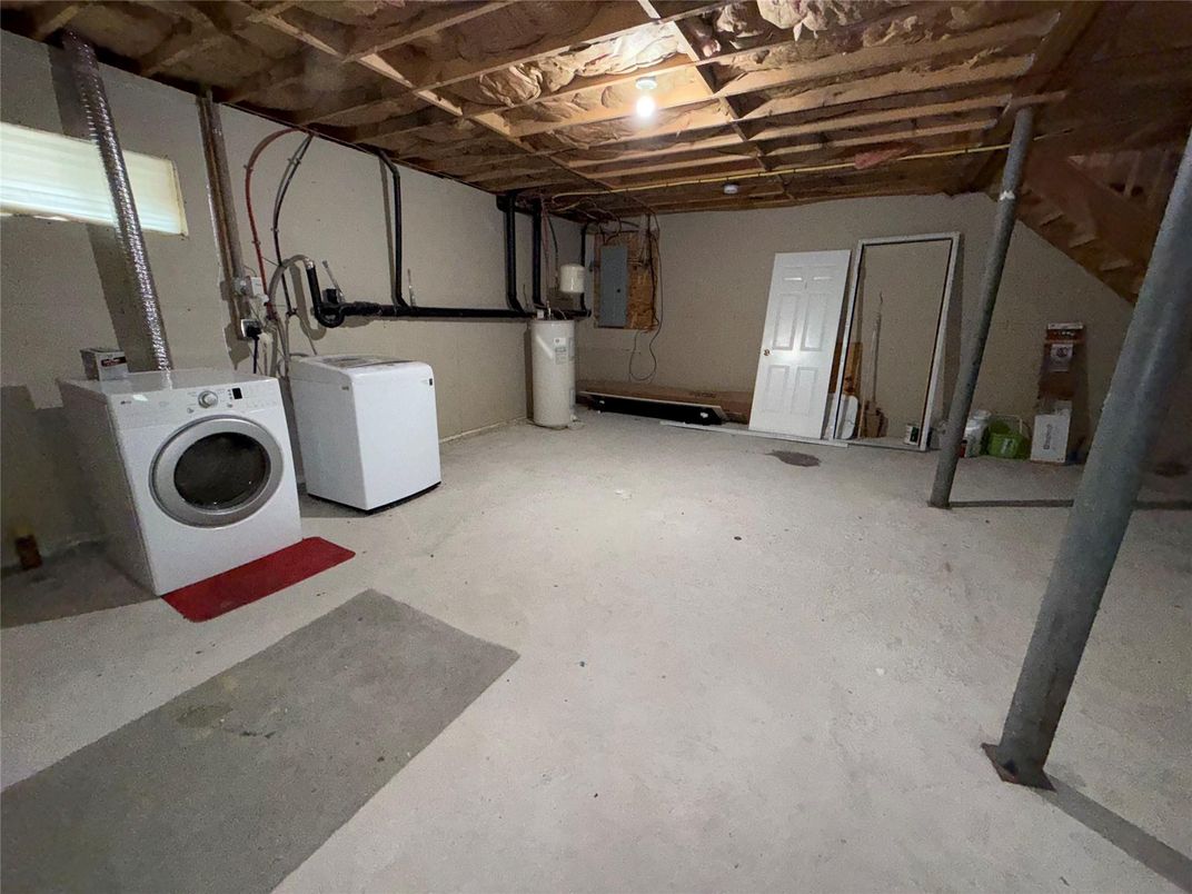 Interior, Washer, Wooden Beams