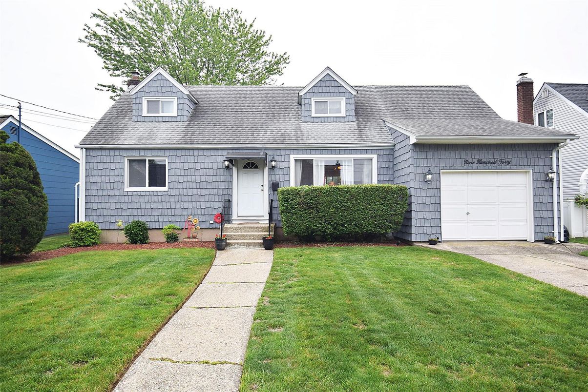 Attached, Exterior, Facade, Cape Cod