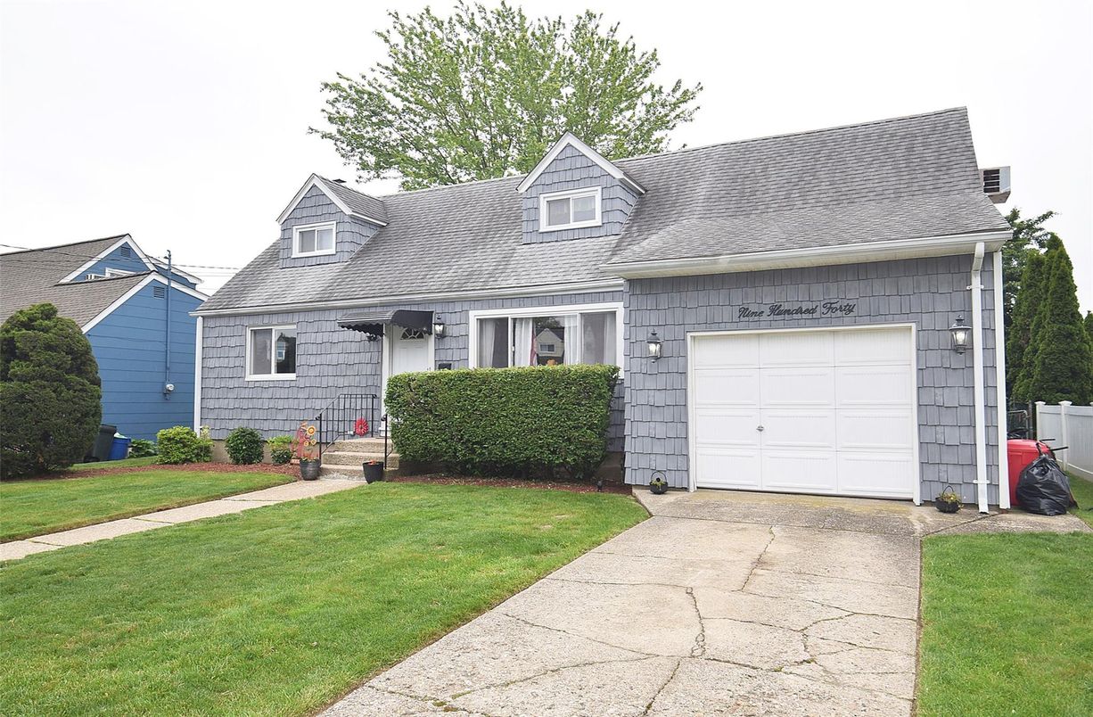 Attached, Exterior, Facade, Cape Cod
