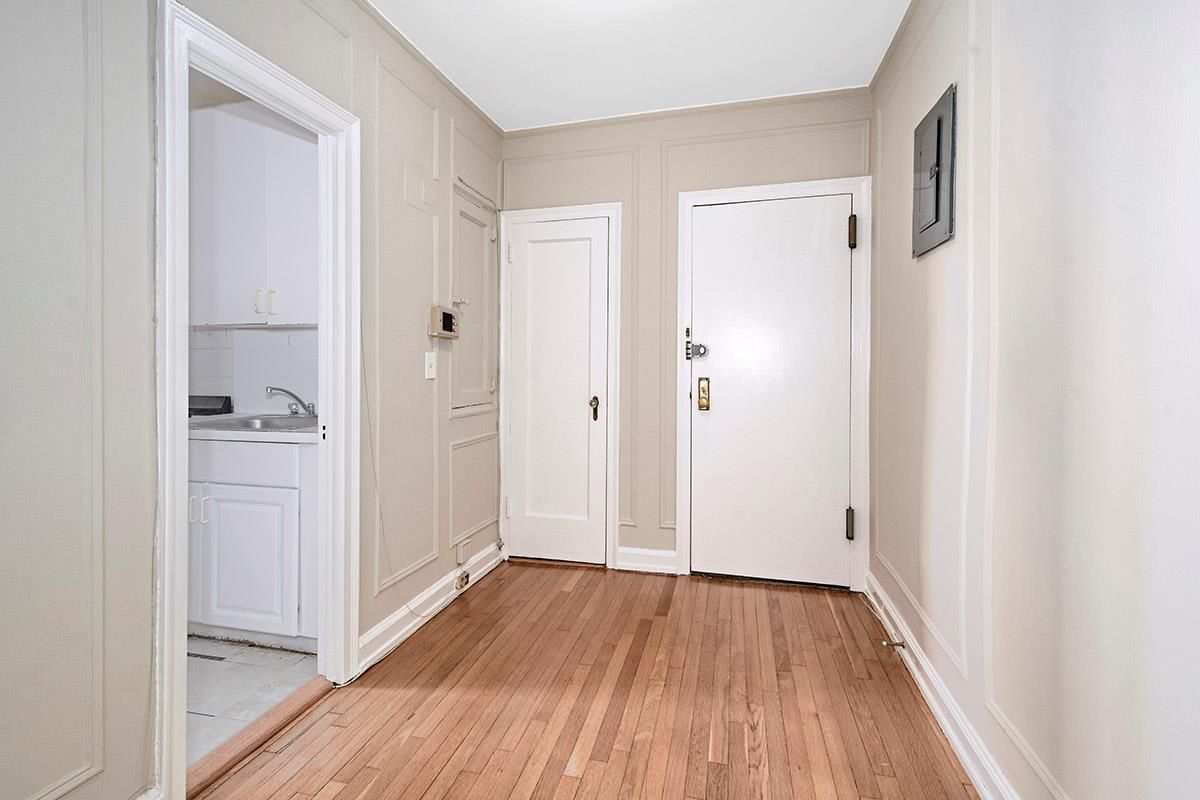 Interior, Washer, Wood Texture Flooring